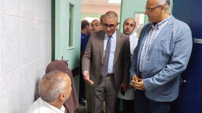 محافظ القليوبية يتبرع بالدم خلال جولته بمستشفى التأمين الصحي ببنها