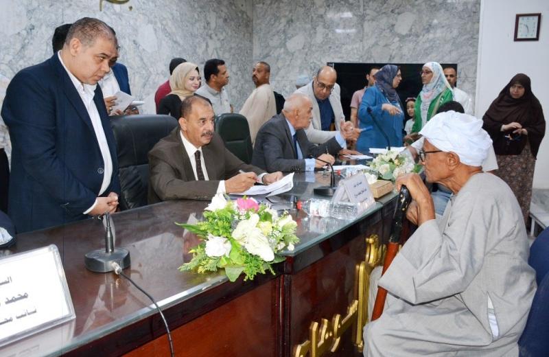 محافظ سوهاج يلتقي 350 مواطنا من مختلف المراكز لبحث شكواهم