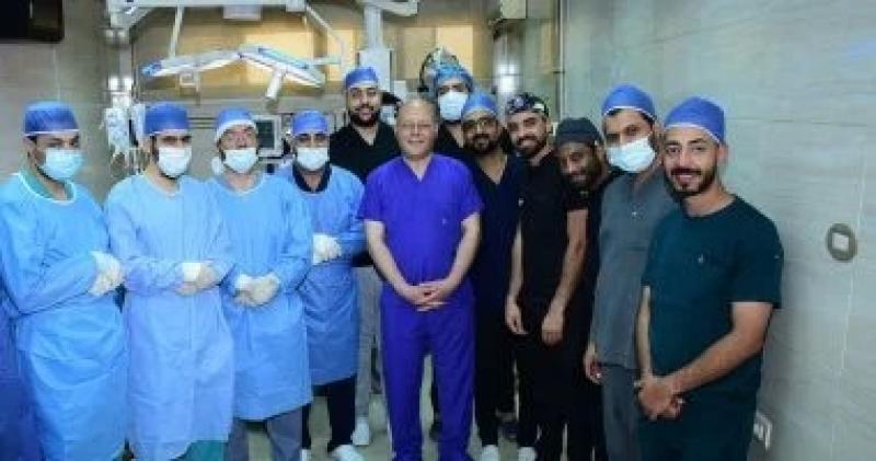 فريق طبى يجرى عملية جراحية لطفلة مصابة بشلل ولادى كامل فى سوهاج