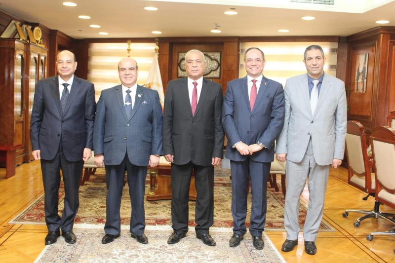 رئيس النيابة الإدارية يستقبل مساعد وزير العدل لأبنية المحاكم لتهنئته بمنصبه الجديد