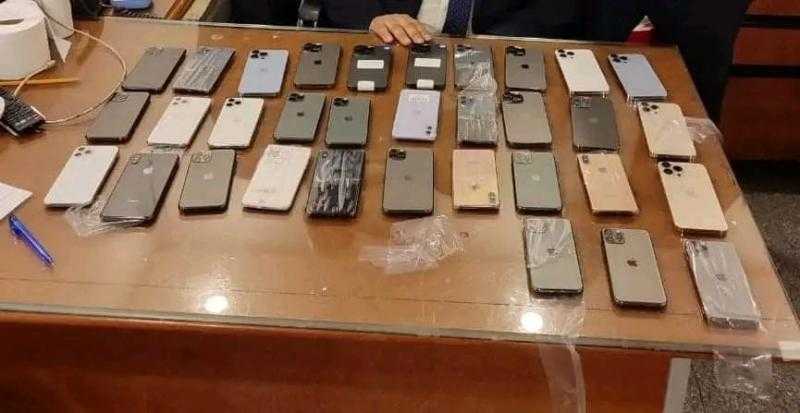 جمارك مطار القاهرة تضبط محاولة تهريب 66 ”موبايل”