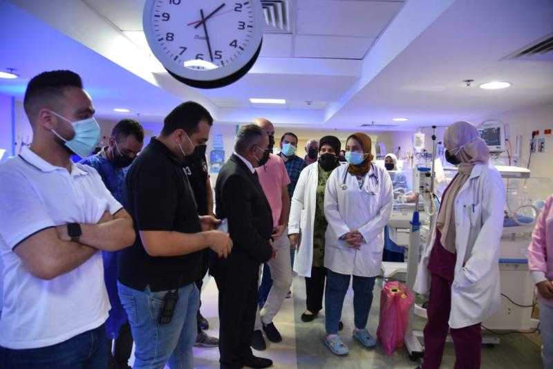 محافظ بورسعيد يطمئن على حالة الأطفال الـ9 بعد تسريب غاز أسطوانة ”آيروسول” بمستشفى 30 يونيو