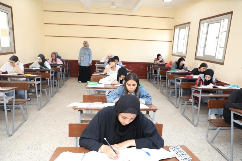 100 ألف طالب بشعبة علمى رياضيات بالثانوية العامة يبدأون امتحان الديناميكا
