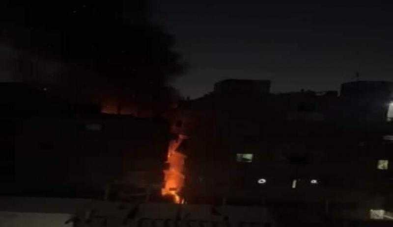 محافظ القاهرة: السيطرة على حريق هائل داخل مبنى تجاري بحارة اليهود في الموسكي