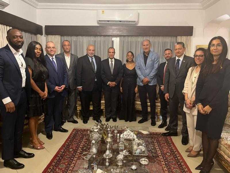 وزير الخارجية يلتقي مع كبار رجال الأعمال الغانيين خلال زيارته إلى أكرا
