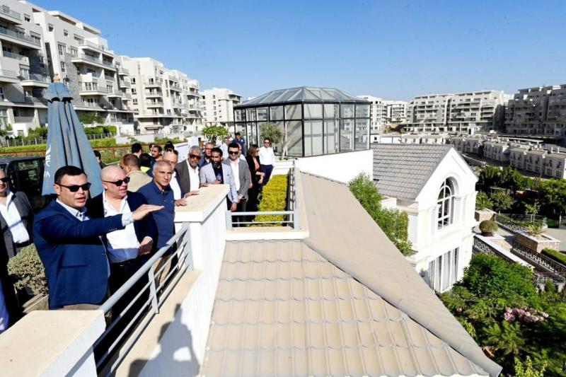 وزير الإسكان يتفقد سير العمل بمشروع ”آي سيتى” بمدينة القاهرة الجديدة
