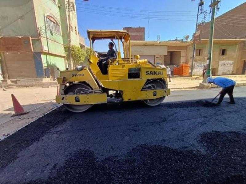 محافظ المنيا يتابع أعمال الرصف ورفع كفاءة الطرق ضمن الخطة الاستثمارية