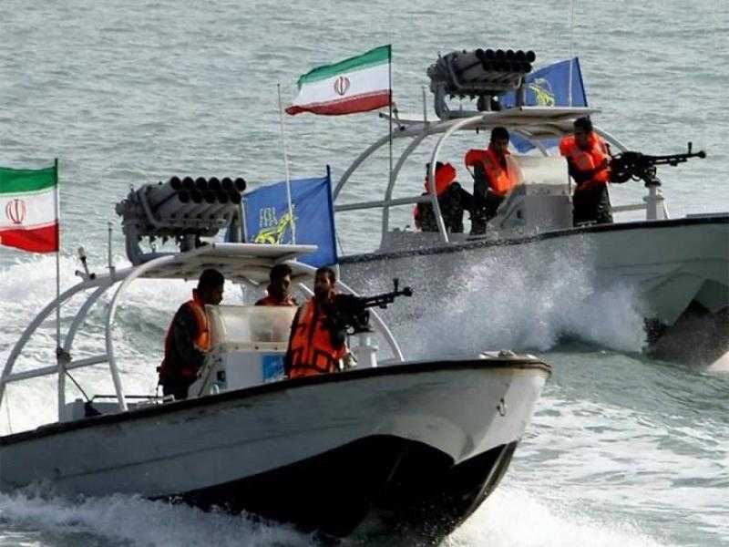 تحمل مواد خطرة.. 3 سفن تابعة لخفر السواحل الهندي تحاول إخماد حريق بسفينة تجارية