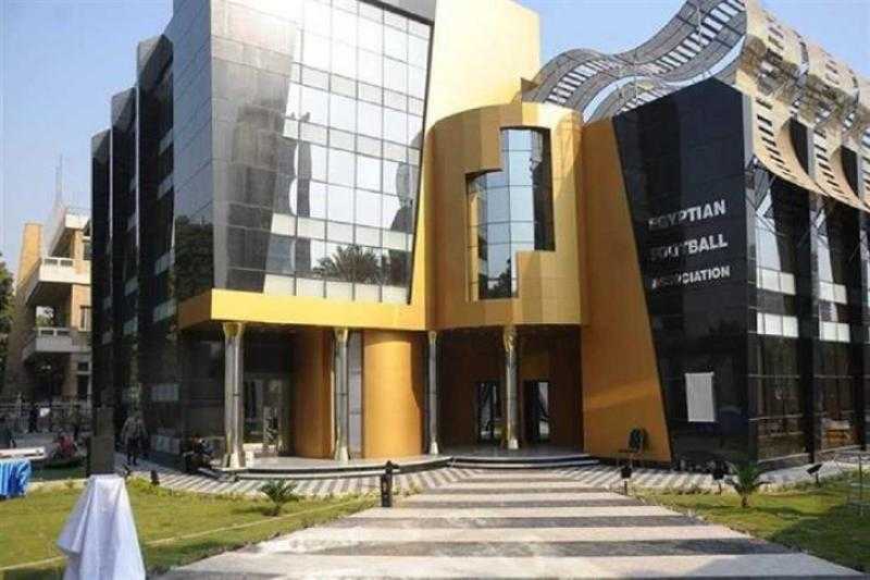 اتحاد الكرة يمنع وجود التابلت على دكة الأجهزة الفنية خلال المباريات