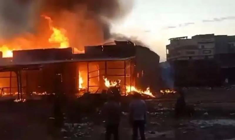 حريق هائل بمصنع أثاث بالمنطقة الصناعية الأولى فى العبور.. وإصابة شخص باختناق