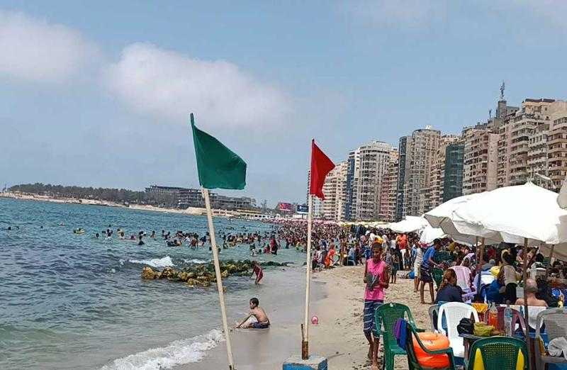 جرفتهم أمواج البحر.. إنقاذ 18 شخصا من الغرق في شاطئ الهانوفيل بالإسكندرية