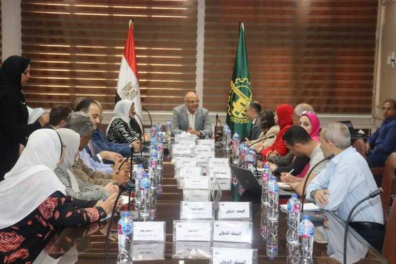 محافظ القليوبية يناقش تنفيذ عدد من المشروعات في مجال البيئة والمخلفات الصلبة
