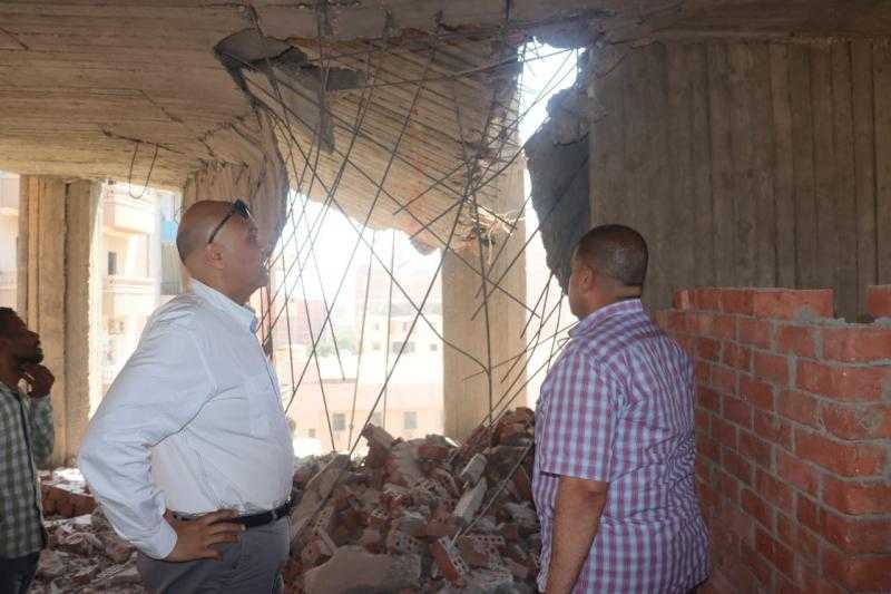 محافظ القليوبية يشرف على إزالة طوابق مخالفة من برج سكني في بنها