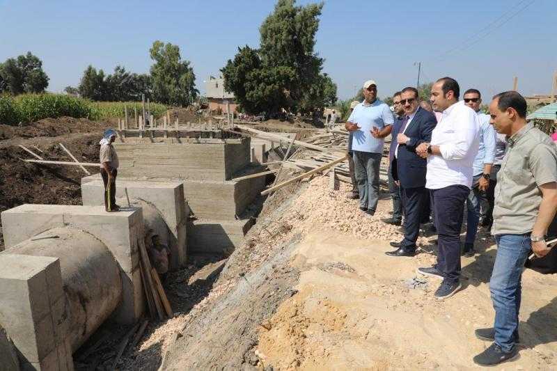محافظ المنوفية يتفقد تغطية مصرف ”المصيلحة - الراهب - ميت خاقان”.. صور