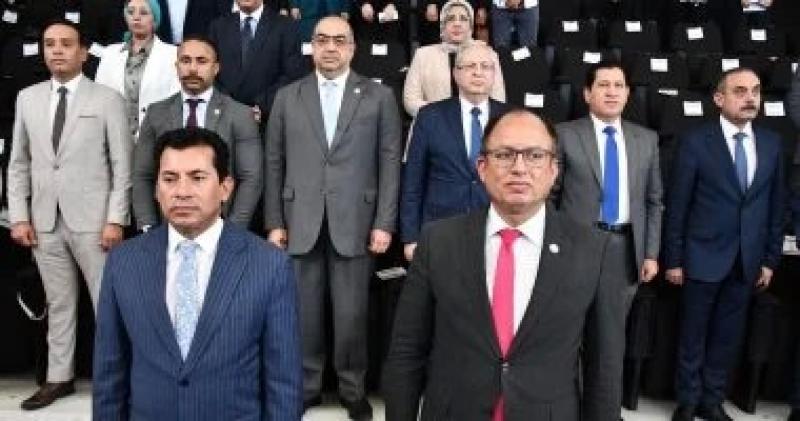 وزير الشباب ورئيس جامعة حلوان يفتتحان معرض الابتكارات ومشاريع التخرج