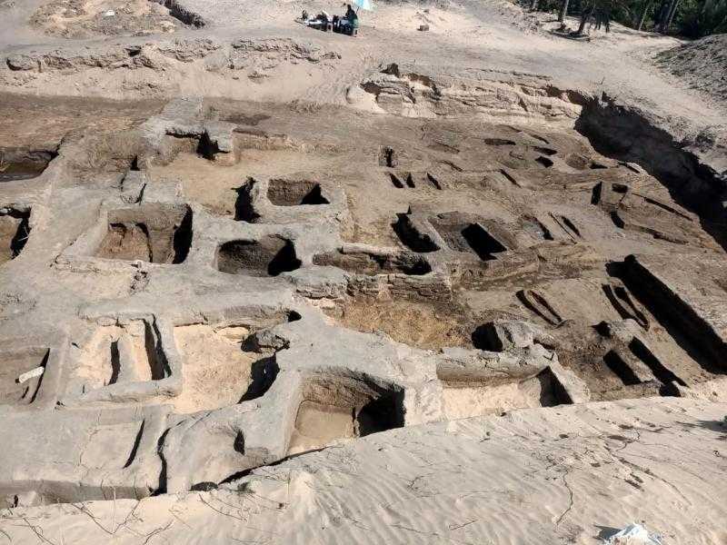 ”السياحة والآثار”: الكشف عن 63 مقبرة ودفنة من العصر المتأخر بجبانة تل الدير بمدينة دمياط الجديدة.. صور