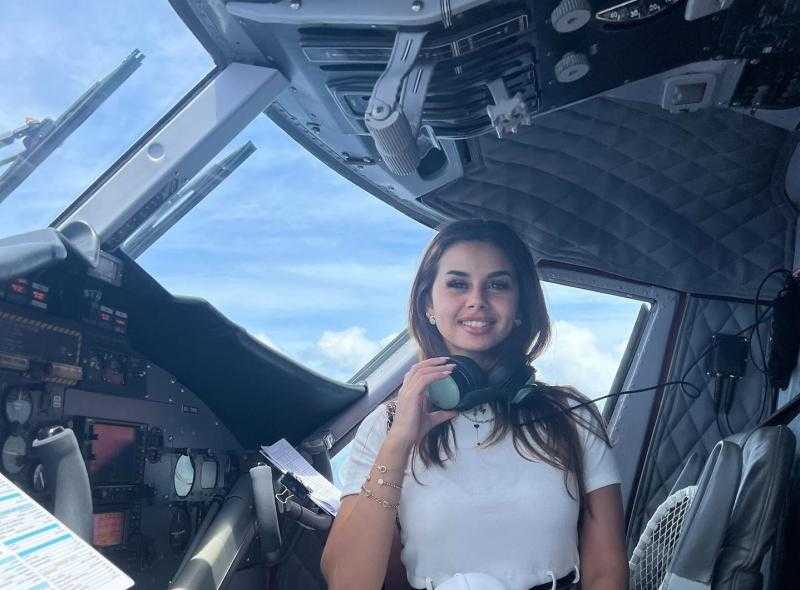 بعد محمد رمضان وتامر حسني.. منة عرفة تثير الجدل من داخل كابينة قيادة طائرة