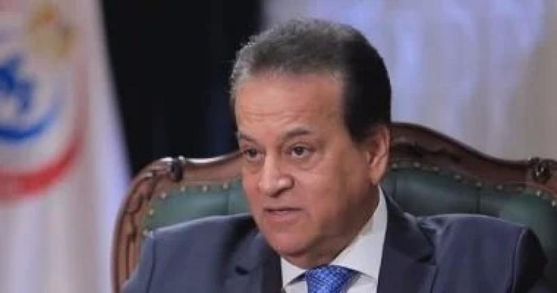 وزير الصحة يجرى اتصالا هاتفيا بالطبيب المعتدى عليه بمستشفى سوهاج التعليمى