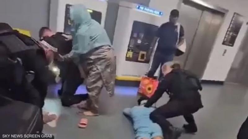 واقعة وحشية تعيد مشهد جورج فلويد.. فيديو اعتقال عنيف يثير ضجة في بريطانيا