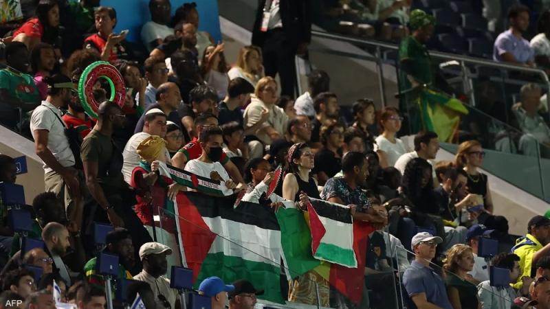 شاهد.. مشجعو الأولمبياد يستقبلون منتخب إسرائيل بصافرات الاستهجان وأعلام فلسطين