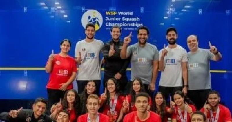 وصول الدفعة الأولى من بعثة الاسكواش إلى القاهرة بعد التتويج ببطولة العالم