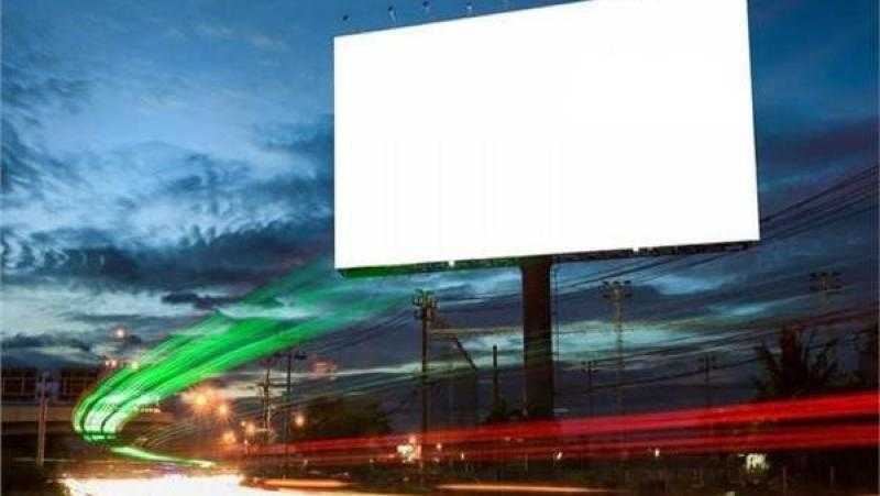أستاذ هندسة طرق: اللافتات الإعلانية ببعض الأماكن تمثل خطورة على السائقين وتشكل عمى اللحظي