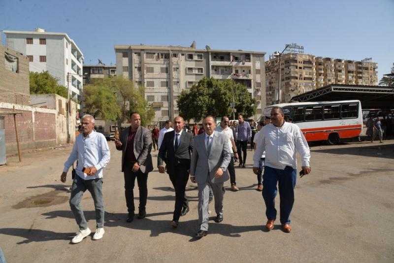محافظ أسيوط يتفقد مجمع مواقف نزلة عبد اللاه للتأكد من التزام السائقين بالتعريفة الجديدة