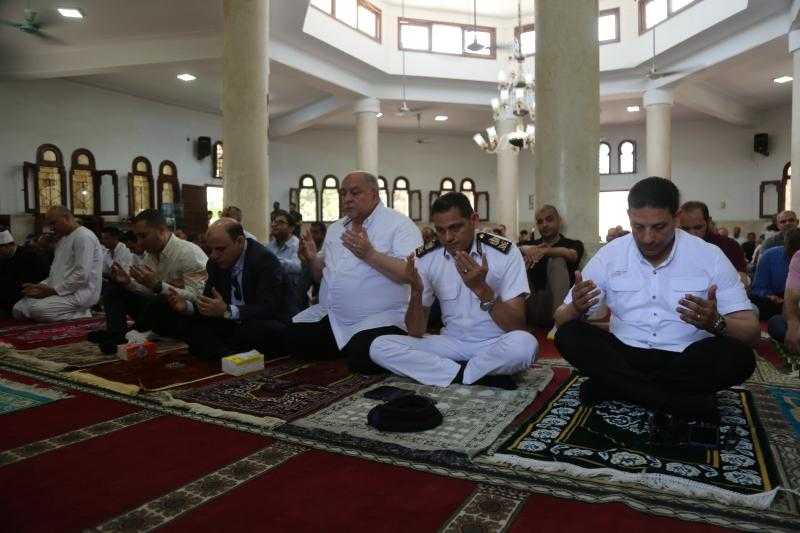محافظ كفرالشيخ يؤدي صلاة الجمعة بمسجد المحافظة