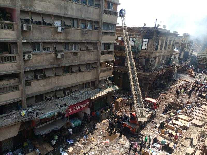 خسائر مادية كبيرة وانهيار مبنى ضخم.. تفاصيل حريق مخزن ملابس بالعتبة
