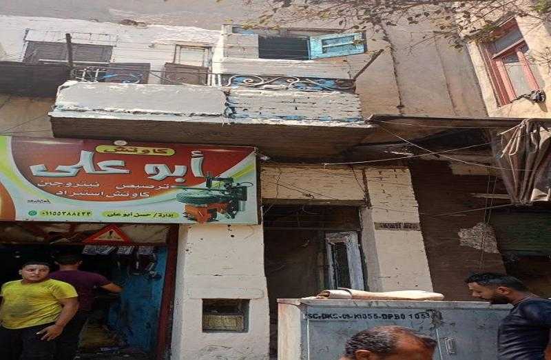 إصابة شخص في انهيار جزئي بعقار بإمبابة