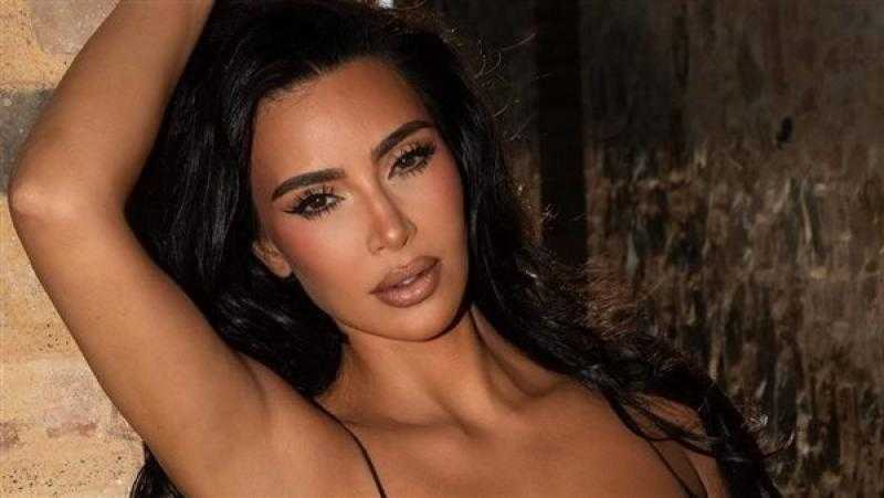 كيم كارداشيان تثير ضجة في أحدث إطلالة