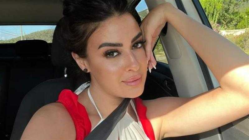 بالفوشيا.. ميرنا نور الدين تبهر جمهورها بإطلالة ساحرة