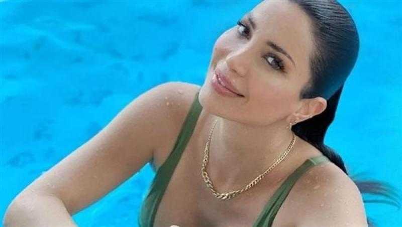 أنوثة راقية.. نسرين طافش تستمتع بإجازتها في حمام السباحة