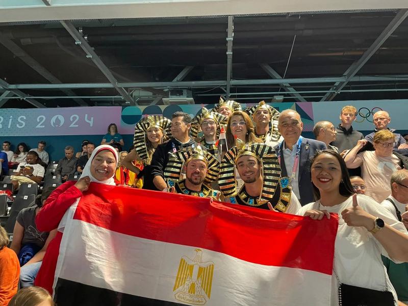 وزير الرياضة مع الجماهير بالزي الفرعوني في مباراة مصر والمجر لكرة اليد.. صور