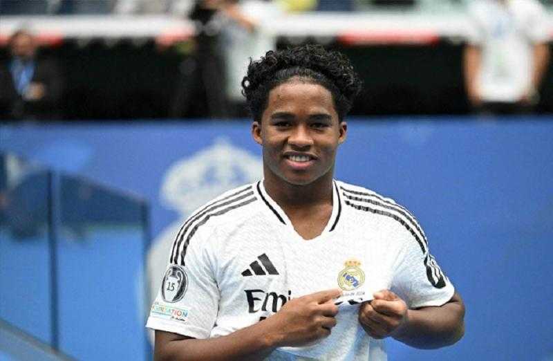 ريال مدريد يقدم لاعبه البرازيلي الشاب إندريك في سانتياجو برنابيو وسط حضور غفير