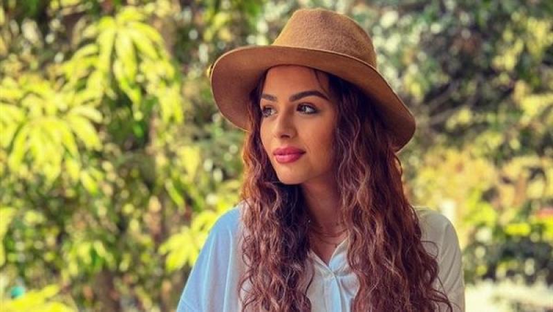 بالأبيض.. هنادي مهنا تتألق بإطلالة صيفية في أحدث ظهور