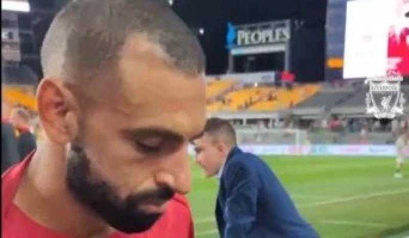شاهد.. محمد صلاح يُهدى قميص ليفربول لطفلة مريضة