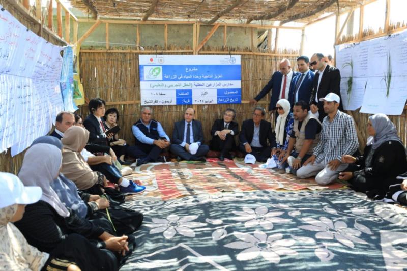 محافظ كفر الشيخ والسفير الياباني يتفقدان مشروع مدارس المزارعين الحقلية لمحصول الأرز صنف سخا 180 بقرية أريمون