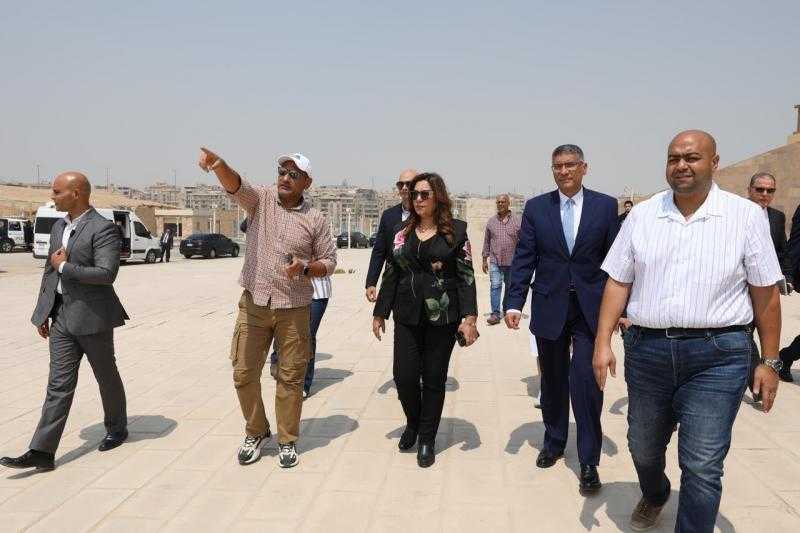 وزيرة التنمية المحلية ومحافظ الجيزة يتفقدان مشروعات التطوير والطرق المؤدية للمتحف المصري الكبير
