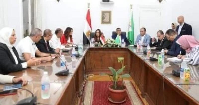 وزيرة التنمية المحلية توجه بتيسير الإجراءات على المواطنين فى ملف التصالح