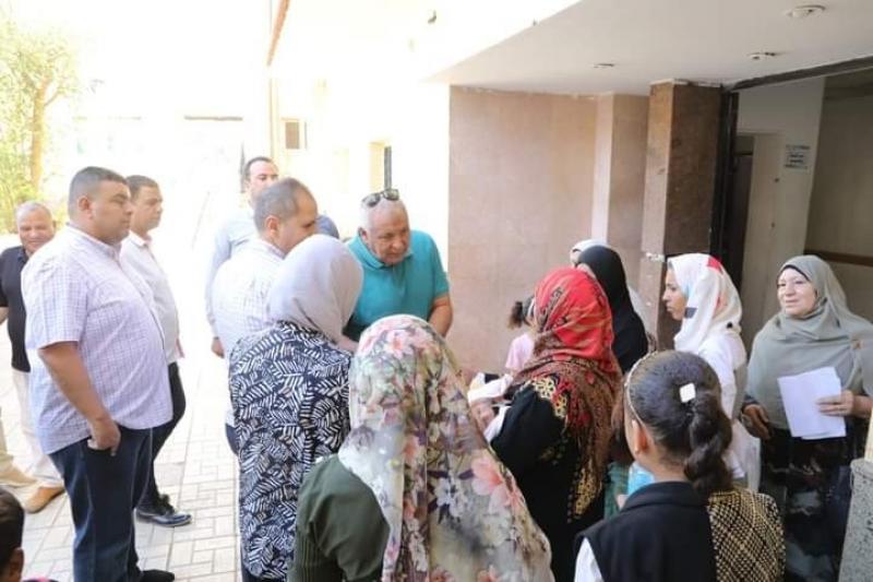 محافظ الوادي الجديد يتفقد خدمات مستشفى الخارجة التخصصي
