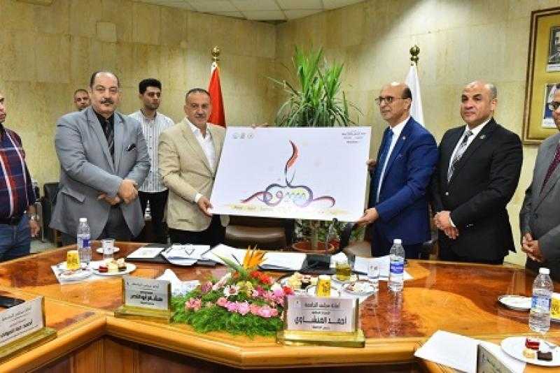 محافظ أسيوط يتسلم ملف وشعار الهوية البصرية.. ويشيد بدور الجامعة