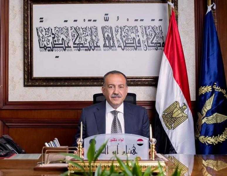 محافظ أسيوط: جميع القيادات المحلية والأمنية متواجدة بالشارع لضبط الأسواق