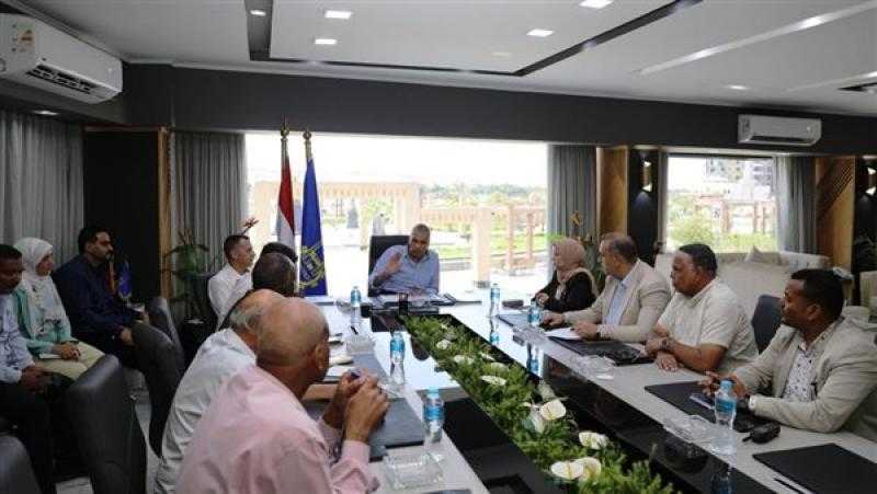 محافظ أسوان يبحث محاور إنجاح فعاليات حملات النظافة العامة بالمراكز والمدن