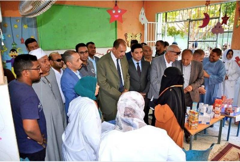 محافظ سوهاج يتفقد مشروعات ”حياة كريمة” بقرى مركز دار السلام.. صور
