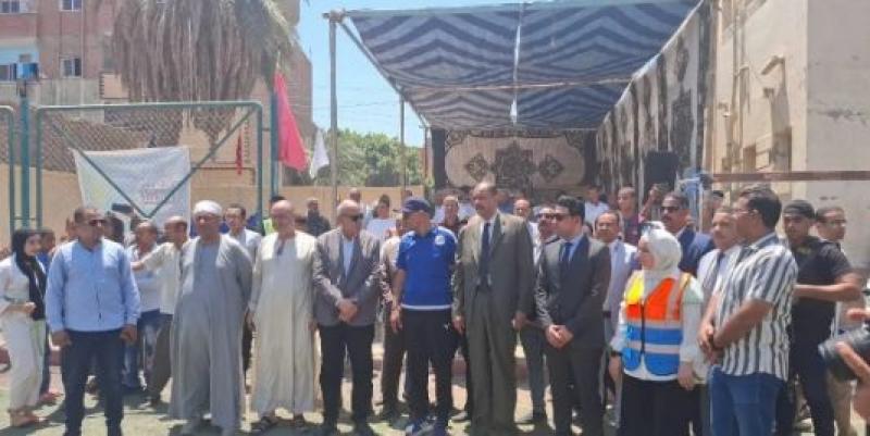 محافظ سوهاج ونائبه يتفقدان مركز شباب دار السلام.. صور
