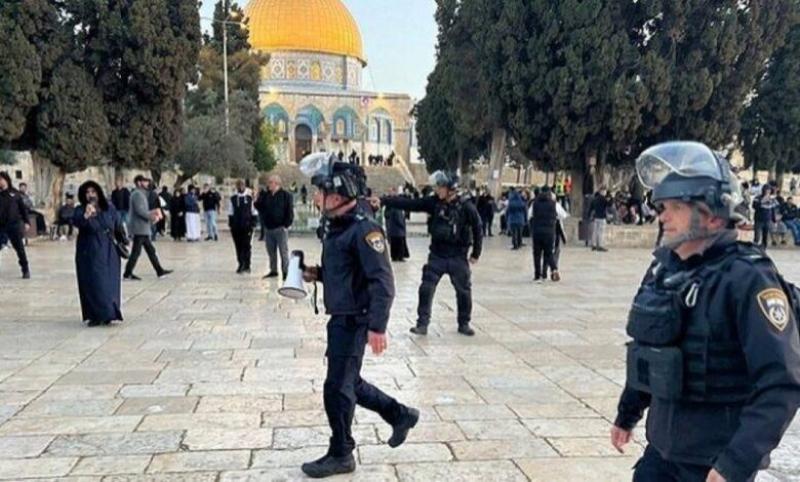 مستوطنون يقتحمون الأقصى والاحتلال يعتقل 15 فلسطينيا من الضفة الغربية