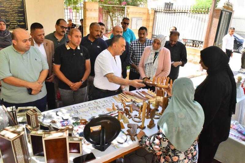 محافظ أسيوط يتفقد معرض الأسر المنتجة وورش عمل الأطفال