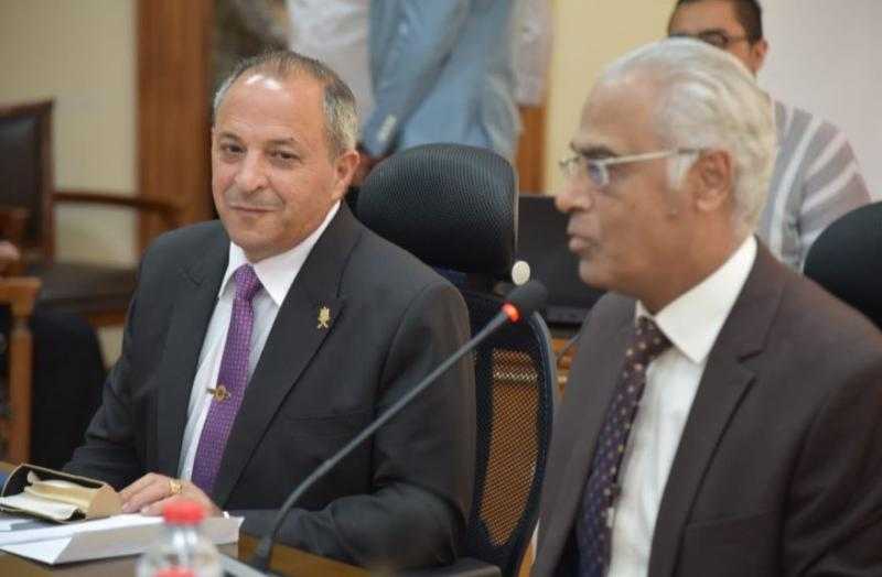 محافظ بورسعيد يشيد بالجهود المبذولة بالجامعة في تقديم التوعية والتثقيف للشباب