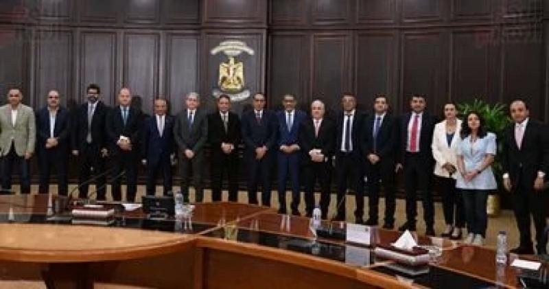رئيس الوزراء فى لقاء الإعلاميين: لن نتنازل عن حق مصر فى مياه النيل.. لدينا رؤية واضحة للخروج من الأزمات الاقتصادية.. ويكشف أسباب تحريك أسعار المحروقات يوم الإجازة